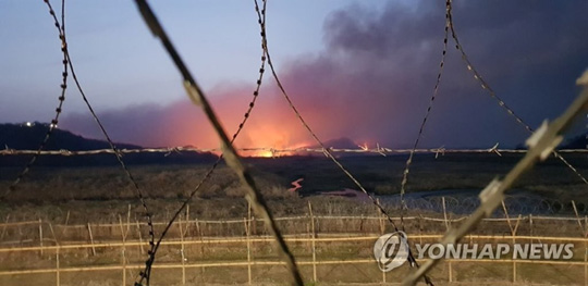 (연천=연합뉴스) 22일 오후 경기도 연천군 비무장지대(DMZ) 군사분계선(MDL) 일대에서 불이 났다. 사진은 화재 현장에서 피어오르는 불꽃의 모습. [연천소방서 제공]