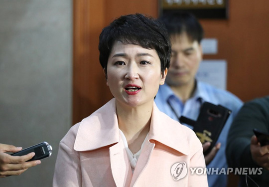 (서울=연합뉴스) 바른미래당 이언주 의원이 23일 오후 국회 정론관에서 바른미래당 탈당과 관련한 긴급 기자회견을 마치고 나오며 취재진의 질문에 답하고 있다. 2019.4.23