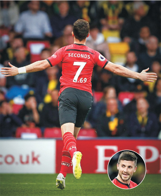 사우샘프턴의 셰인 롱이 24일 오전(한국시간) 영국 왓퍼드의 비커리지 로드에서 열린 왓퍼드와의 경기에서 7초 69만에 선제골을 넣은 뒤 세리머니를 펼치고 있다. 사우샘프턴 구단은 프리미어리그 사상 최단시간 골 기록을 작성한 롱의 등번호 7에 .69를 붙인 사진을 트위터에 올렸다.