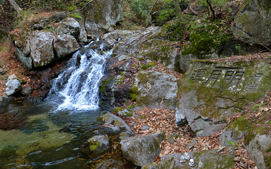 갑사 경내 안쪽의 비밀스러운 느낌의 계곡. 물소리가 청량하다.