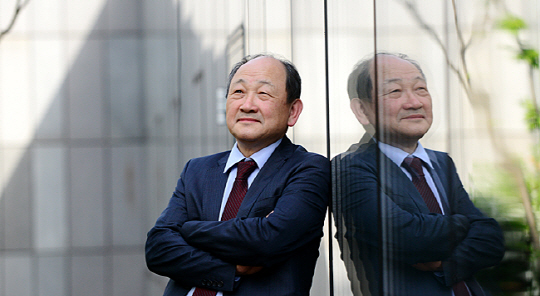 윤범모 국립현대미술관 관장은 서울 종로구 삼청로 서울관 집무실 창가로 겸재 정선의 ‘인왕제색도’ 현장인 인왕산을 볼 때마다 임기 중 우리 시대의 ‘진경정신’을 선보이는 기회를 갖고 싶다고 말했다.   김선규 기자 ufokim@