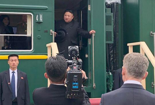 김정은 북한 국무위원장이 24일 오전 북·러 국경지대의 러시아 하산 역에 도착, 전용열차에서 내리기에 앞서 잠시 밖을 내다보고 있다. 이날 김 위원장은 하산 역에서 잠시 내려 환영식에 참가한 뒤 북·러 정상회담이 열리는 블라디보스토크로 출발했다. 연합뉴스