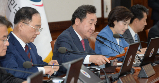이낙연 국무총리가 24일 오전 서울 종로구 정부서울청사에서 열린 국무회의에서 의사봉을 두드리고 있다. 연합뉴스