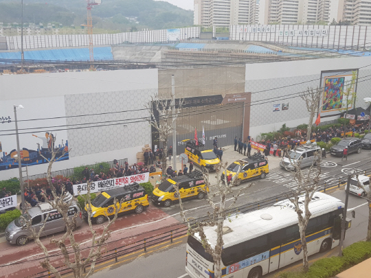 23일 오후 서울 강남구 일원동 디에이치자이개포 아파트 공사장 정문 앞에서 민주노총(오른쪽)과 한국노총(왼쪽) 조합원들이 경찰을 사이에 두고 대치하고 있다.