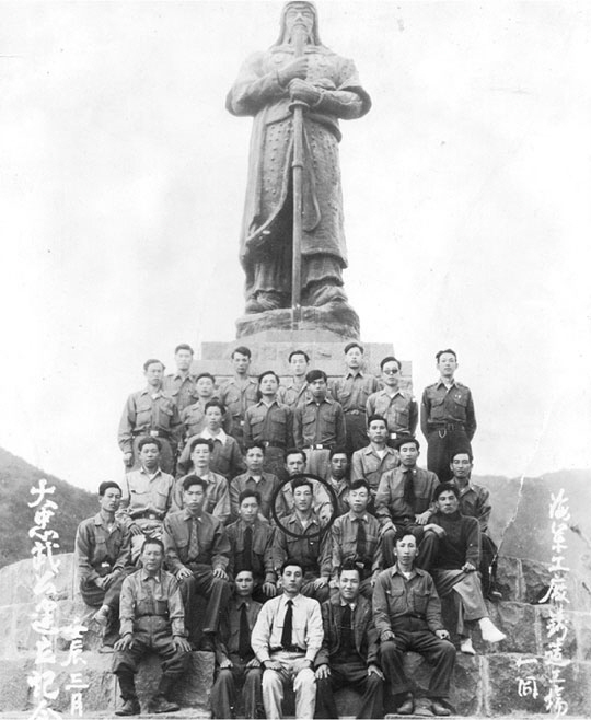 1952년 3월 국내 최초 대형 충무공 동상 제작을 완료한 해군 조함창 대원들이 찍은 기념사진. 원 안이 이진수 씨. 사진 오른쪽에 ‘해군공창 주조공장 일동’, 왼쪽에 ‘임진 삼월 대충무공 건립기념’ 글자가 새겨졌다.   해군 제공
