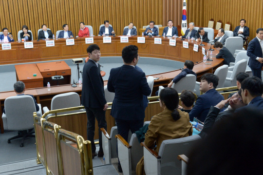 24일 오전 자유한국당 의원들이 고위공직자범죄수사처 설치법안 등의 패스트트랙 지정안 처리를 저지하기 위해 사법개혁특별위원회 전체 회의가 예정된 국회 245호 회의실을 점거하고 있다. 김호웅 기자 diverkim@