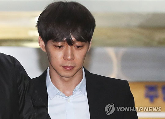 (수원=연합뉴스) 가수 겸 배우 박유천(33) 씨가 마약 투약 혐의에 대한 경찰 조사를 마치고 17일 오후 경기도 수원시 경기남부지방경찰청에서 나오고 있다. 박 씨는 앞서 마약 투약 혐의로 체포돼 경찰 수사를 받고 구속 상태로 검찰에 송치된 남양유업 창업주의 외손녀 황하나(31) 씨와 올해 초 필로폰을 구매해 황 씨의 서울 자택 등에서 함께 투약한 혐의를 받고 있다. 2019.4.17