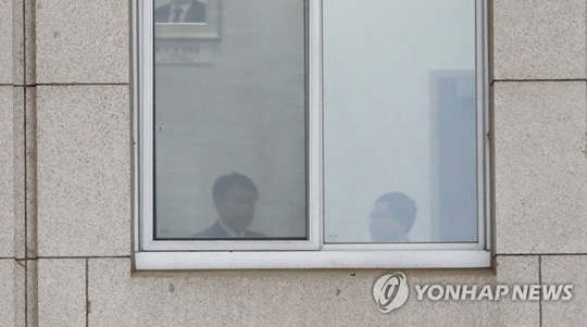 (서울=연합뉴스) 바른미래당 김관영 원내대표가 25일 오후 공수처 법안 논의가 진행 중인 국회 운영위원장실에서 참석자들과 이야기하고 있다. 이날 오후부터 운영위원장실에서는 사개특위 위원장인 더불어민주당 이상민 의원과 홍영표 원내대표, 이철희 원내수석부대표, 백혜련 의원과 함께 바른미래당 김관영 원내대표와 사개특위 위원인 권은희 의원, 채이배 의원 등이 모여 공수처 법안을 검토·논의하고 있다. 2019.4.25