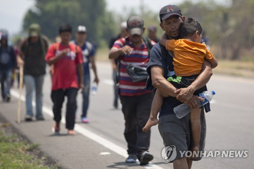 갈증과 허기에 굶주린 중남미 이민자들이 멕시코 치아파스주 고속도로를 따라 미국 국경으로 향하고 있다. 정치적 갈등을 유발하는 이민자 문제도 인간 내면에 뿌리 깊게 박힌 무의식에서 비롯한다는 게 저자의 주장이다.  AP 연합뉴스