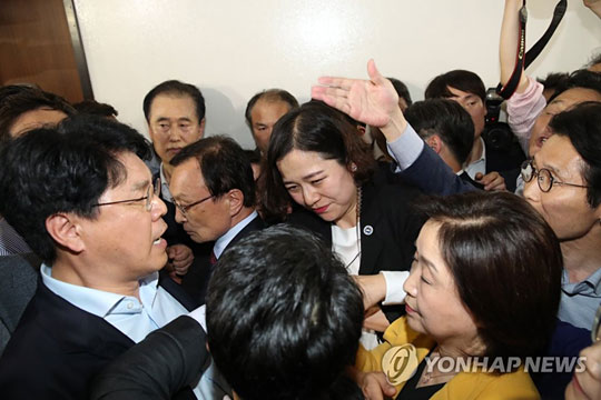 (서울=연합뉴스) 정의당 심상정 의원(오른쪽 두번째)이 윤소하 원내대표(오른쪽), 더불어민주당 이해찬 대표(왼쪽 두번째)와 25일 국회 정개특위 회의장으로 진입을 시도하다 입구 앞에서 대기 중이던 자유한국당 장제원 의원과 설전을 벌이고 있다. 2019.4.25