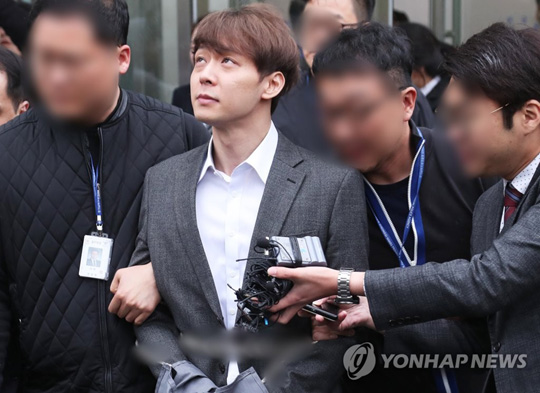 (수원=연합뉴스) 마약류 관리에 관한 법률 위반 혐의로 사전구속영장이 청구된 가수 겸 배우 박유천(33) 씨가 26일 오후 경기도 수원시 영통구 수원지방법원에서 열린 구속 전 피의자심문(영장실질심사)를 마치고 대기 장소로 이동하기 위해 법원에서 나오고 있다. 2019.4.26