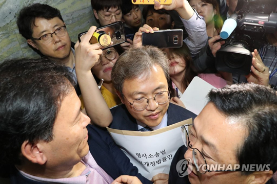 (서울=연합뉴스) 국회 사개특위 더불어민주당 의원들이 25일 오후 국회 의안과에 검경수사권조정법안 제출을 시도하자 자유한국당 윤한홍 의원과 이장우 의원이 저지하고 있다. 2019.4.25