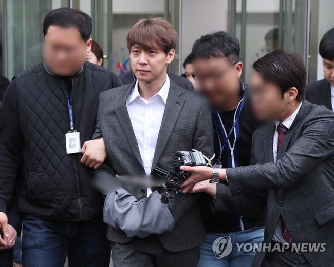 (수원=연합뉴스) 마약류 관리에 관한 법률 위반 혐의로 사전구속영장이 청구된 가수 겸 배우 박유천(33) 씨가 26일 오후 경기도 수원시 영통구 수원지방법원에서 열린 구속 전 피의자심문(영장실질심사)를 마치고 대기 장소로 이동하기 위해 법원에서 나오고 있다.