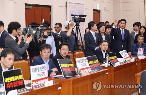 (서울=연합뉴스) 26일 국회에서 열린 사개특위 회의에서 바른미래당 오신환 의원이 발언권을 달라며 항의하고 있다.