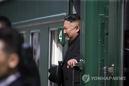 [블라디보스토크 AP=연합뉴스 자료사진] 2박 3일간의 러시아 방문 일정을 마치고 귀국길에 오른 김정은 북한 국무위원장이 26일 블라디보스토크 역에서 전용열차에 올라 밖을 바라보고 있다.
