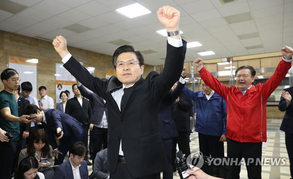 (서울=연합뉴스) 자유한국당 황교안 대표가 26일 오전 국회 의안과 앞에서 공직선거법과 고위공직자범죄수사처법 등의 패스트트랙 저지를 위한 국회 농성을 계속중인 의원들과 당직자들을 격려 방문, 구호에 맞춰 손을 들어보이고 있다. 2019.4.26