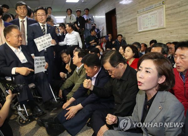 (서울=연합뉴스) 자유한국당 의원들이 26일 사법개혁특위가 열리는 국회 회의실 앞을 점거하며 이상민 위원장 등 참석자 진입을 막고 있다. 2019.4.26