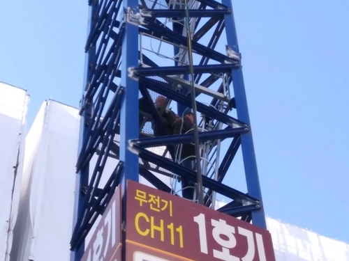 민주노총 건설노조 소속 노동자들이 밀린 임금을 달라며 서울 용산구 한남동 아파트 건설현장의 타워크레인에 올라가 농성하고 있다. [건설노조 제공=연합뉴스]