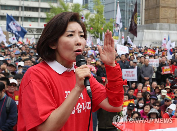 (서울=연합뉴스) 자유한국당 나경원 원내대표가 27일 오후 서울 광화문광장에서 열린 ‘문재인 STOP(멈춤), 국민이 심판합니다!’에서 연설하고 있다.