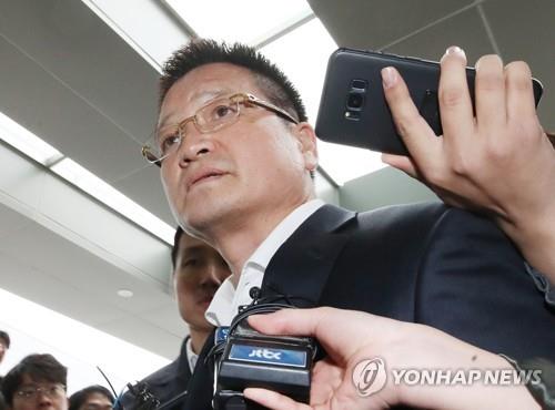 (서울=연합뉴스) 김학의 전 법무부 차관을 둘러싼 의혹의 핵심 인물인 건설업자 윤중천씨가 25일 서울 동부지검 내 법무부 검찰과거사위원회 수사권고 관련 수사단에 재소환 되며 기자들로부터 질문받고 있다. 2019.4.25