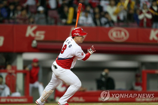 (광주=연합뉴스) 26일 광주-KIA 챔피언스필드에서 열린 프로야구 한화 이글스와 KIA 타이거즈 경기. 3회 말 1사 주자 2루 상황에서 KIA 안치홍이 적시타를 터뜨리고 있다. 2019.3.26