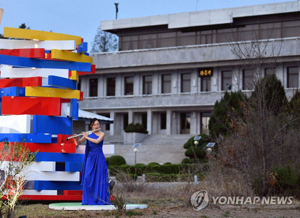 (판문점=연합뉴스) 27일 경기도 파주시 판문점에서 열린 ‘4.27 판문점선언 1주년 기념식’에서 일본 플루티스트 다카기 아야코가 연주하고 있다. 2019.4.27 [사진공동취재단]