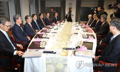 (서울=연합뉴스) 이주열 한국은행 총재가 26일 서울 중구 한국은행에서 열린 금융협의회에서 인사말을 하고 있다. 2019.4.26