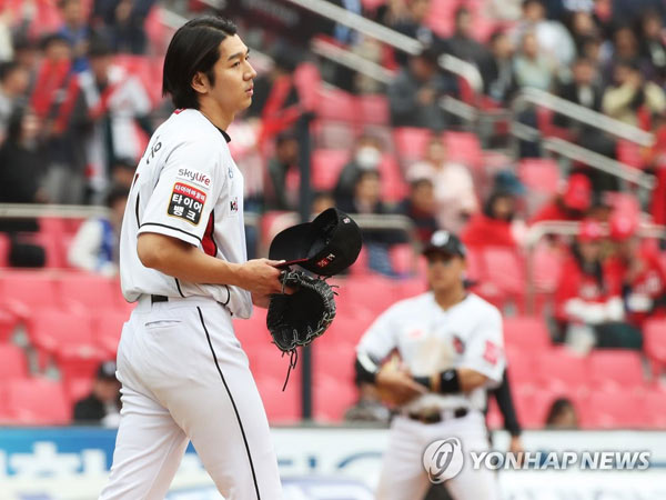 (수원=연합뉴스) 28일 오후 경기도 수원시 장안구 kt위즈파크에서 열린 2019 KBO리그 프로야구 SK 와이번스와 kt 위즈의 경기. 8회초 두 타자 연속 볼넷을 내준 kt 선발투수 이대은이 아쉬워하고 있다.