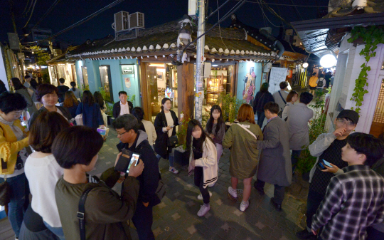 30일 오후 종로구 익선동 한옥마을이 음식점과 카페 등을 찾은 방문객들로 북적이고 있다.