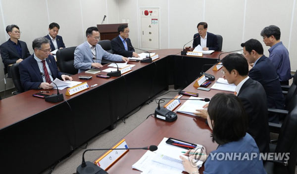 (서울=연합뉴스) 장완익 사회적참사 특별조사위원회 위원장이 23일 오후 서울 중구 포스트타워에서 열린 제32차 전원회의를 주재하고 있다. 2019.4.23
