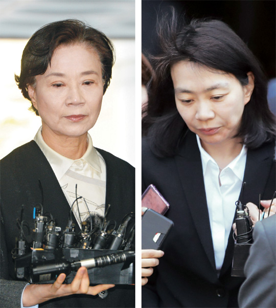 가사 도우미를 불법 고용한 혐의로 기소된 고 조양호 한진그룹 회장의 부인 이명희(왼쪽) 씨가 2일 오전 서울 서초구 서울중앙지법에서 열린 첫 공판에 출석하기 위해 법정으로 향하고 있다. 오른쪽은 법정을 나서는 조현아 전 대한항공 부사장. 곽성호 기자 tray92@, 연합뉴스