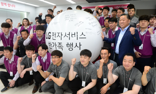 2일 오전 서울 강서구 등촌동 LG전자 강서서비스센터에서 열린 ‘LG전자서비스 직고용 한가족 행사’에 참석한 배상호(뒷줄 오른쪽 두번째) LG전자 노조위원장과 직접 고용된 서비스센터 직원들이 화이팅을 외치고 있다.