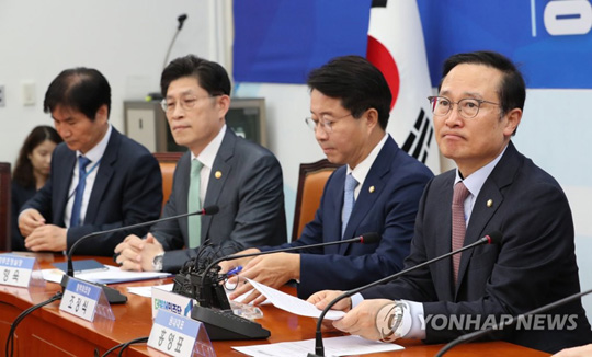 (서울=연합뉴스) 이용선 청와대 시민사회수석(왼쪽부터), 노형욱 국무조정실장, 조정식 정책위의장, 홍영표 원내대표가 2일 국회에서 열린 ‘중장기적 청년정책 로드맵’ 논의를 위한 당정청 협의회에 굳은 표정으로 참석해 있다. 2019.5.2