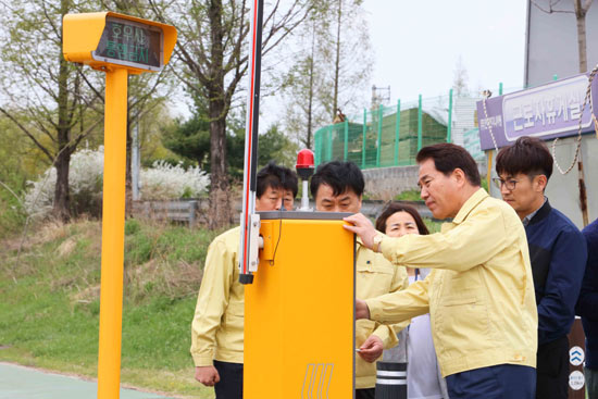 백군기(오른쪽 두 번째) 경기 용인시장이 지난달 18일 기흥구 마북동의 상습 침수교량인 세월교에 설치된 차량 통행 차단시설을 점검하고 있다. 용인시 제공