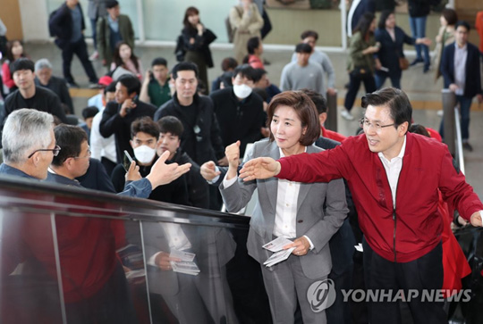 (서울=연합뉴스)  패스트트랙 지정의 문제점을 알리기 위해‘경부선 투쟁’에 나선 자유한국당 황교안 대표와 나경원 원내대표가 2일 서울역에서 승강장으로 향하던 중 시민들과 인사하고 있다. 2019.5.2