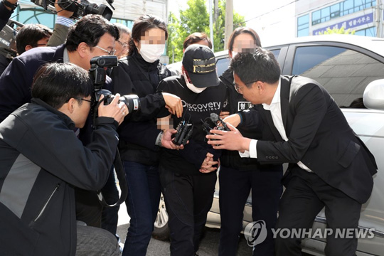 (광주=연합뉴스) 재혼한 남편과 함께 딸을 살해하고, 시신 유기를 방조한 혐의를 받는 30대 친모가 2일 광주지방법원에서 열린 구속 전 피의자 심문(영장실질심사)에 출석하고 있다. 2019.5.2