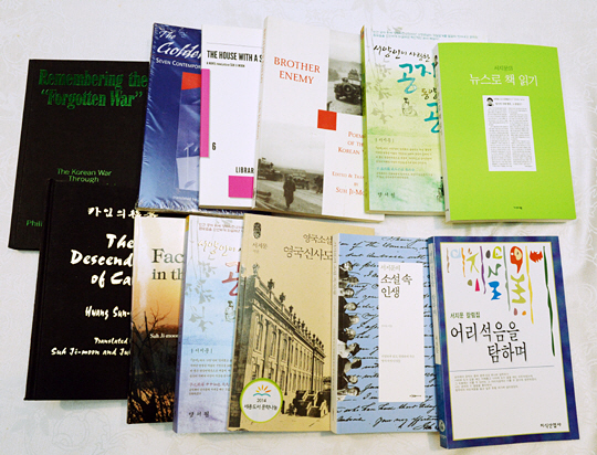 서지문 고려대 명예교수가 집필하고 번역했던 책들. 서 명예교수는 최근 ‘뉴스로 책 읽기’라는 서적을 출간했다.
