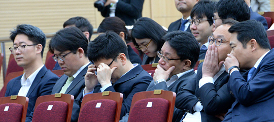 검찰의 검경 수사권 조정과 고위공직자범죄수사처 설립을 위한 패스트트랙 지정에 대한 반발이 확산되는 가운데 3일 오전 경기 수원시 영통구 수원검찰청사에서 열린 ‘수원고검 개청식 및 수원검찰청사 준공식’에 참석한 검사들이 심각한 표정을 짓거나 입을 가리면서 대화를 하고 있다.