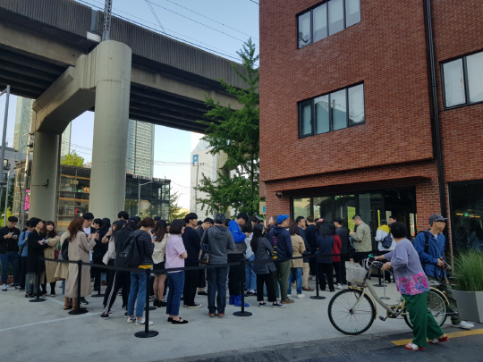 3일 오전 서울 성동구 성수동 블루보틀 1호점 앞에서 새벽부터 첫 개점을 기다리고 있는 수백명이 줄을 지어 서 있다.