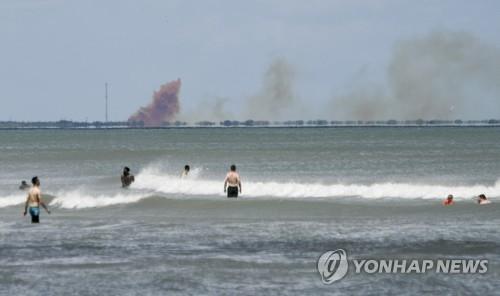 코코아 해변에서 포착된 드래곤 캡슐 폭발 추정 연기