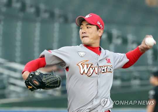(부산=연합뉴스) SK 선발 투수 김광현이 3일 부산 사직야구장에서 롯데 자이언츠를 상대로 역투하고 있다. 2019.5.3