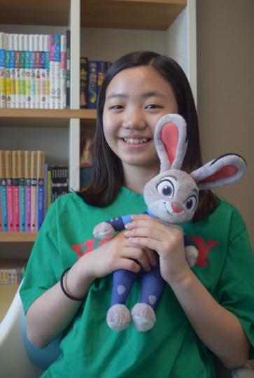 핑크퐁의 인기 동요 ‘상어 가족’ 중 아기 상어 목소리를 맡은 최보배(15·수원 광교중)양이 지난 3일 경기도 수원시 영통구 자택에서 과거 자신이 더빙한 미국 애니메이션 영화 주토피아의 주디 홉스 인형을 안고 있다.