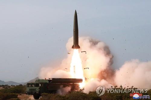 김정은 북한 국무위원장이 참관한 가운데 지난 4일 동해상에서 진행된 대구경 장거리 방사포와 전술유도무기 화력타격훈련. 조선중앙통신이 5일 보도했다.