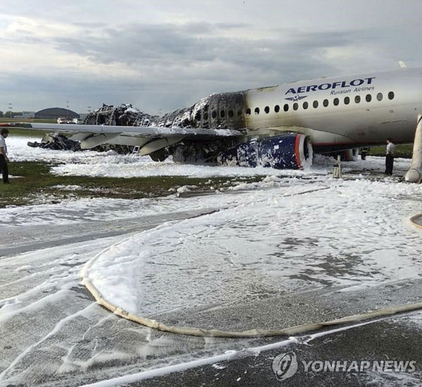 화재가 난 러시아 여객기[AP=연합뉴스]