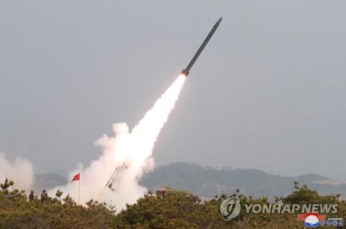 (평양 조선중앙통신=연합뉴스) 김정은 북한 국무위원장이 참관한 가운데 지난 4일 동해상에서 진행된 대구경 장거리 방사포와 전술유도무기 화력타격훈련. 조선중앙통신이 지난 5일 보도했다.