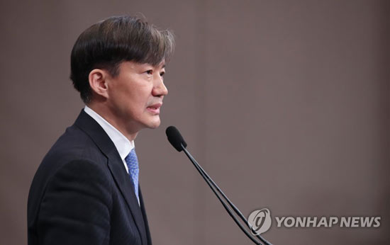 지난 2월 15일 오후 조국 청와대 민정수석이 청와대 춘추관에서 이날 오전 열린 국정원·검찰·경찰 개혁 전략회의 결과 발표 기자회견에서 취재진 질문에 답하고 있는 모습.[연합뉴스 자료사진]