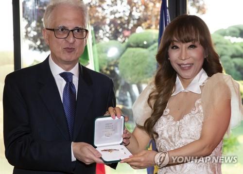 (서울=연합뉴스) 소프라노 조수미가 6일 오후 서울 용산구 주한이탈리아대사 관저에서 이탈리아 정부가 주는 친서 훈장과 기사 작위를 페데리코 파일라 대사로부터 전달 받고 있다.