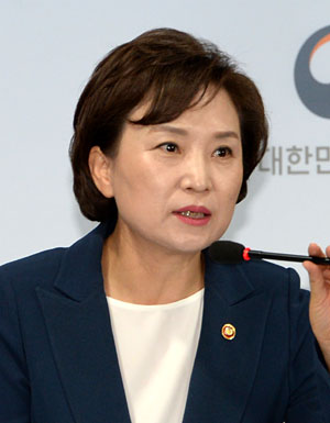 김현미 국토교통부 장관이 7일 오전 서울 종로구 정부서울청사에서 기자회견을 열고 수도권 30만 호 주택공급 방안에 따른 ‘제3차 신규택지 추진계획’을 발표하고 있다.
