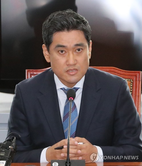 (서울=연합뉴스) 바른미래당 오신환 의원이 29일 국회에서 유승민, 지상욱, 정병국, 하태경 의원 등과 긴급회동을 한 뒤 기자회견을 하고 있다. 2019.4.29