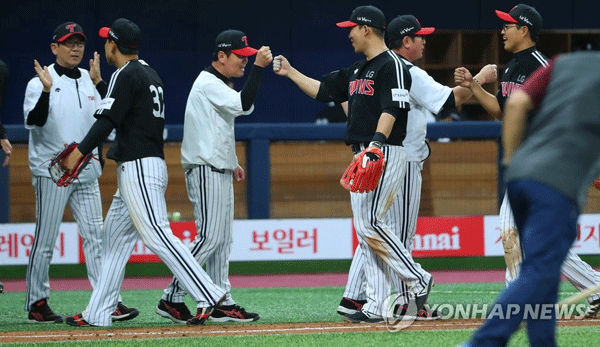 (서울=연합뉴스) 7일 오후 서울 구로구 고척스카이돔에서 열린 2019 프로야구 LG 트윈스 대 키움 히어로즈의 경기에서 5시간 접전 끝에 12대10 역전승을 거둔 LG 선수들이 승리를 자축하고 있다.